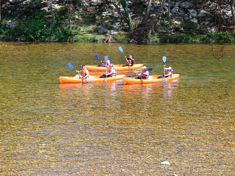 BAjar el río Sella con amigos en varias canoas