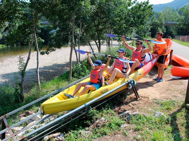 Una familia preparada en la canoa K3 para empezar el descenso del Sella