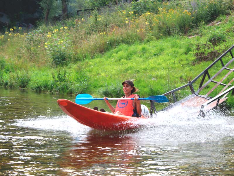 Una persona en una canoa bajando el río Sella en solitario